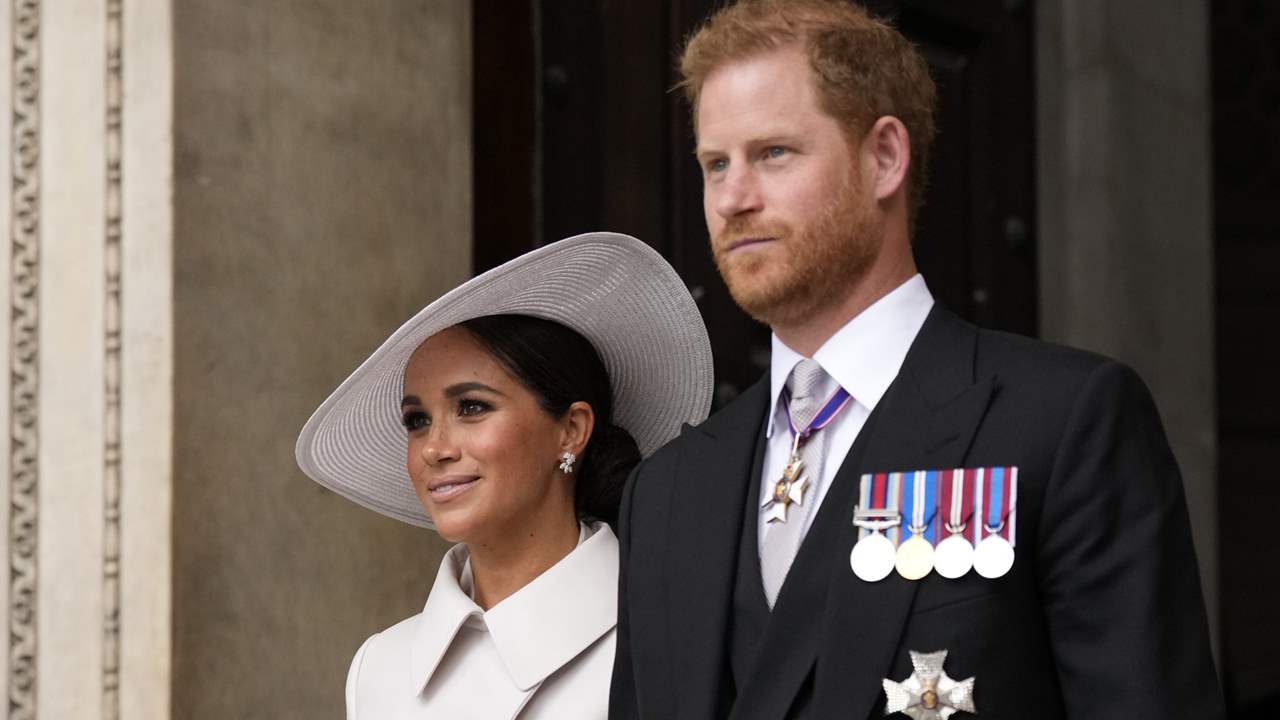 Meghan Markle y el príncipe Harry regresan el domingo a Reino Unido en medio de sus últimas polémicas