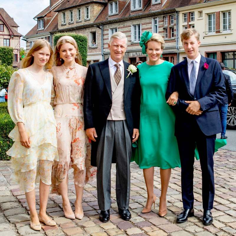 Los reyes Felipe y Matilde de Bélgica y sus hijos Elisabeth, Eleonore y Enmanuel, de boda en Francia