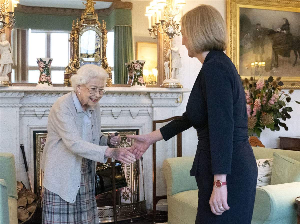 La reina Isabel II recibe a Liz Tuss, nueva Primera Ministra del Reino Unido, en Balmoral