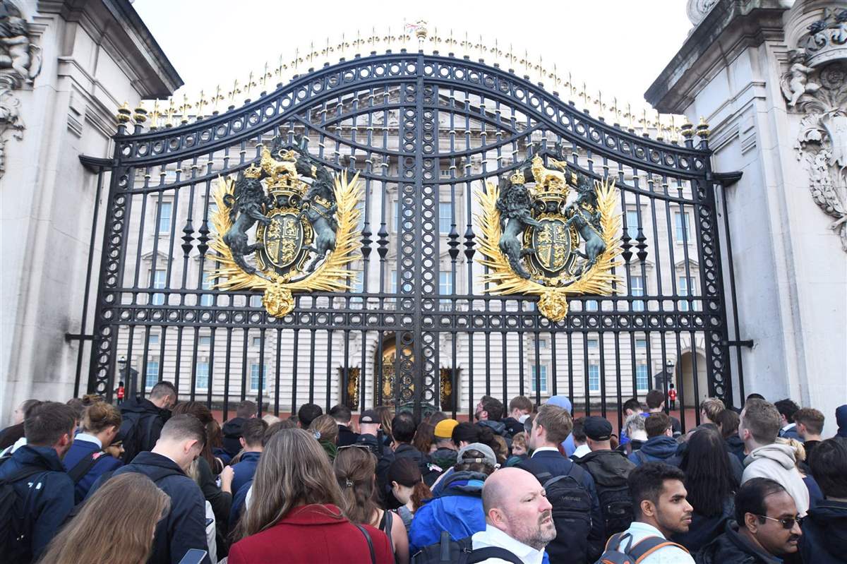 Personas se agolpan a las puertas de Buckingham