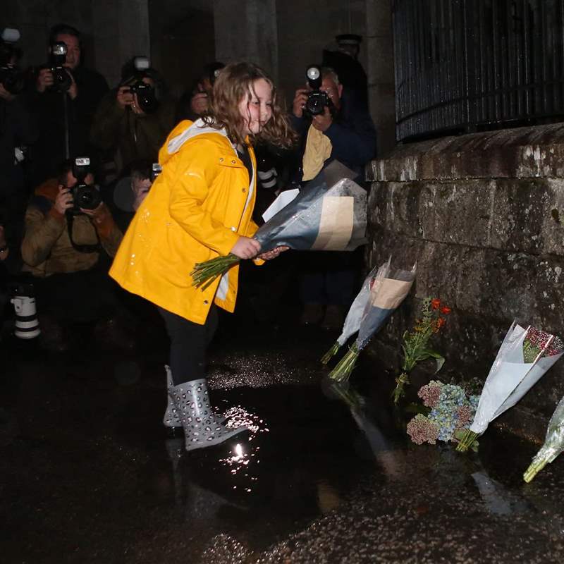 Primeras muestras de afecto hacia la reina fallecida