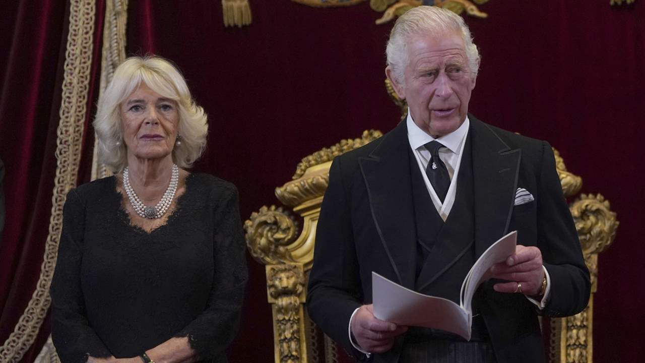 Camilla no abandona el luto en su proclamación como reina consorte