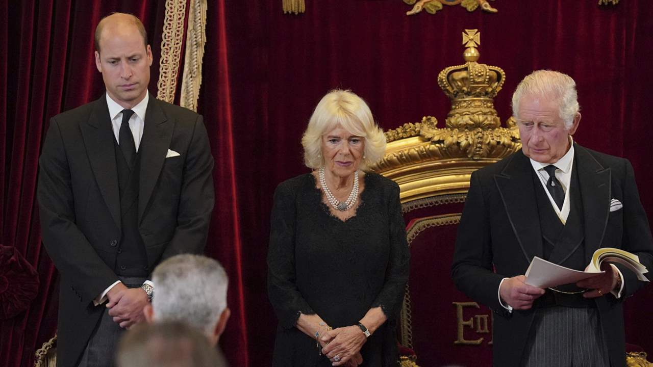 Una imagen para la historia: la nueva familia real con los reyes Carlos y Camilla y el príncipe de Gales