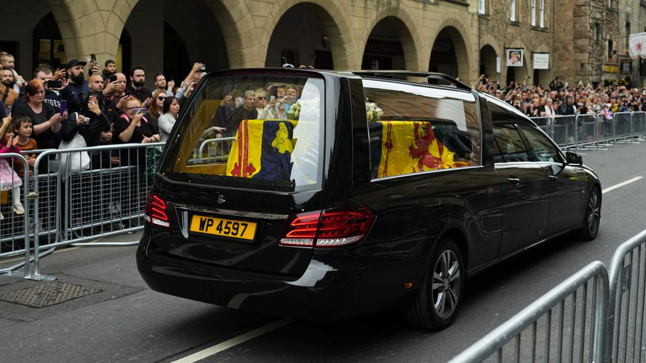 El féretro de Isabel II llega a Edimburgo ante gran expectación y aplausos