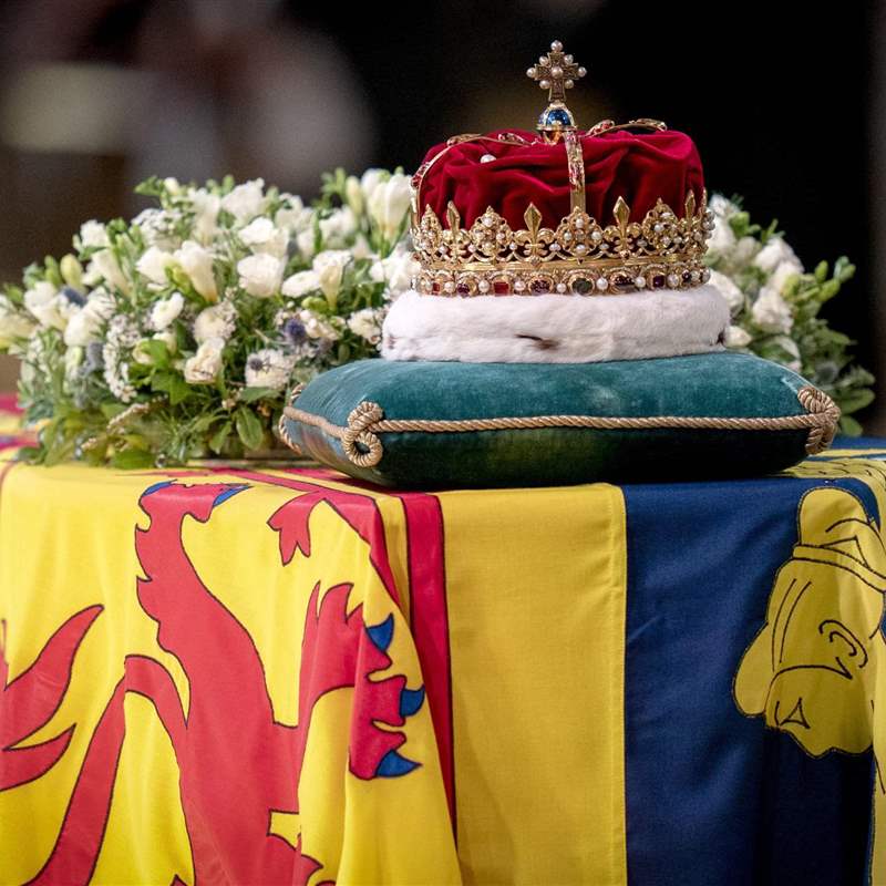 La corona escocesa sobre el féretro de Isabel II en la Catedral de St. Giles