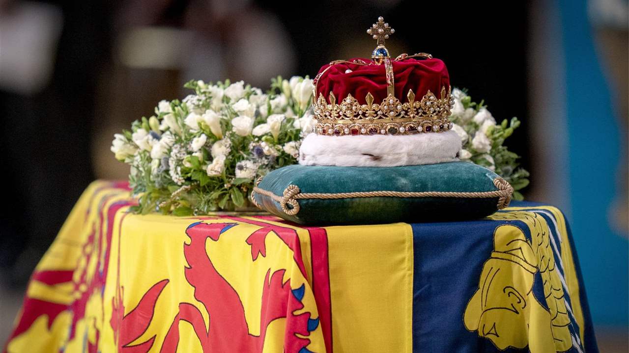 La corona de Escocia: la joya de 500 años, de oro y piedras preciosas sobre el féretro de Isabel II
