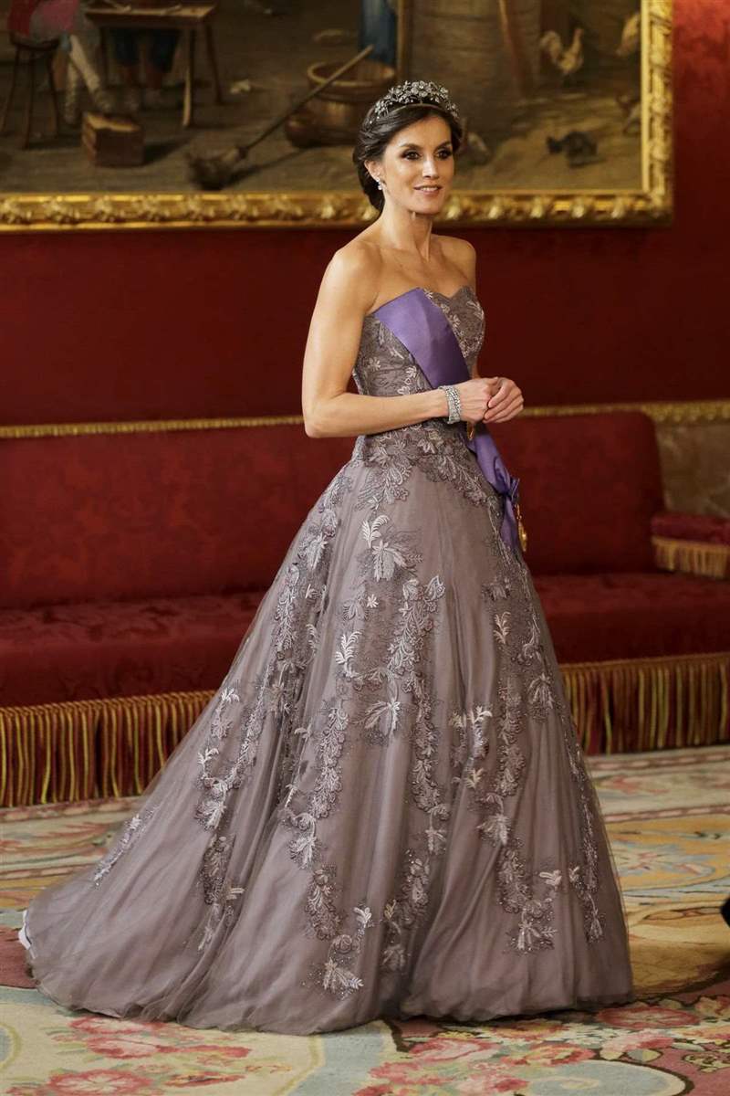 Un vestido con tiara