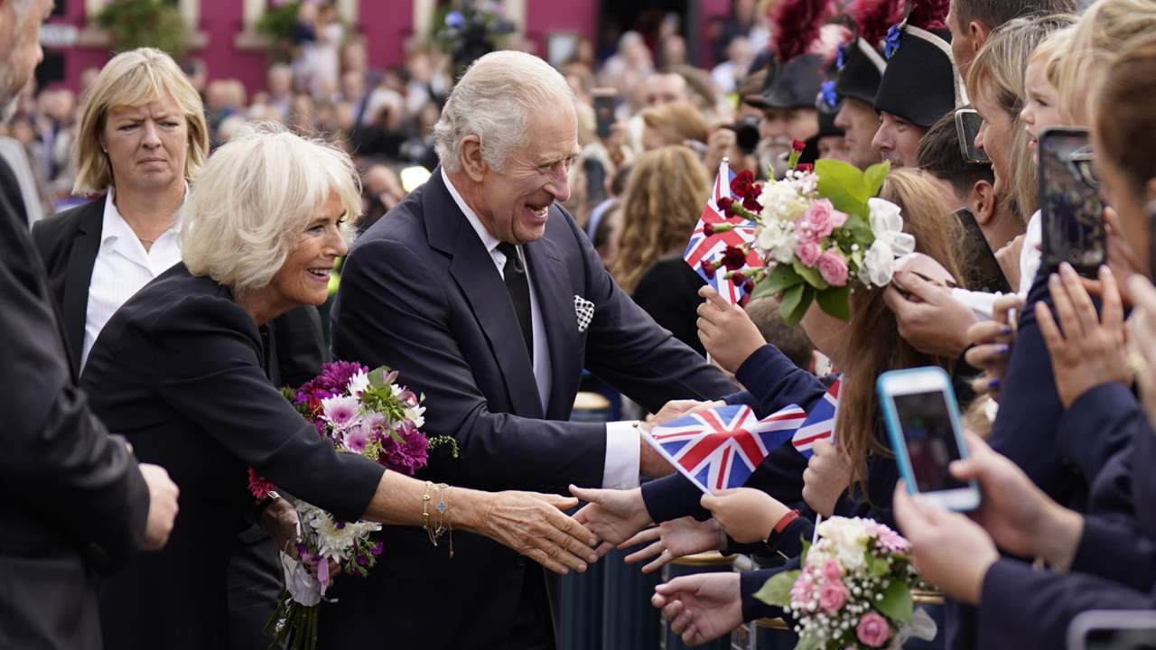 El rey Carlos y la reina consorte Camilla se dan un nuevo baño de masas en Belfast