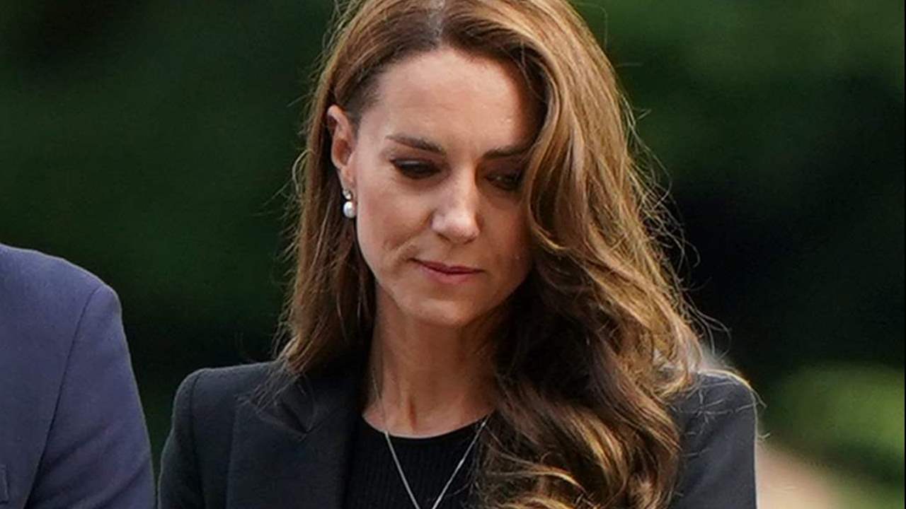 Kate Middleton viaja a Sandringham con un nuevo look de luto y joyas con más guiños a Isabel II