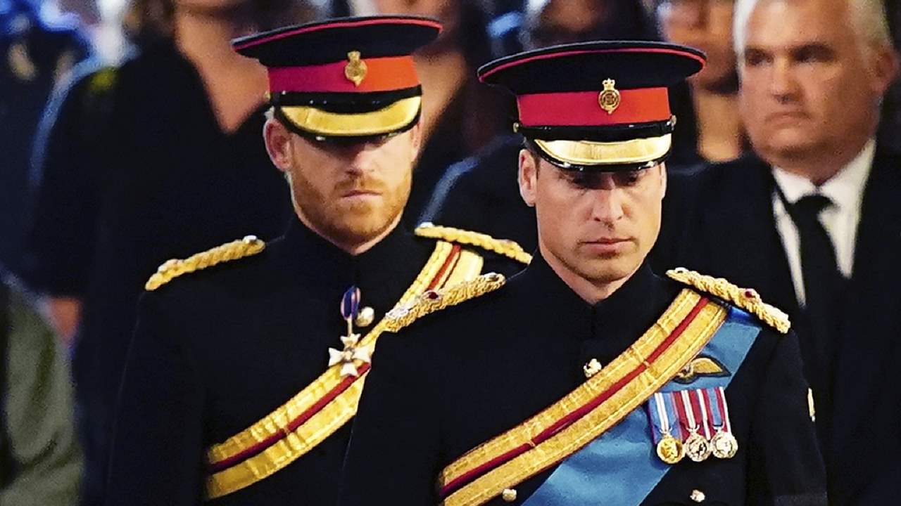 El príncipe Harry vuelve a vestir el uniforme oficial de las fuerzas armadas en la vigilia junto a su hermano Guillermo y todos sus primos