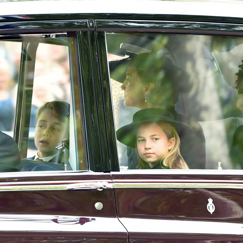 George y Charlotte acompañan al príncipe Guillermo y Kate Middleton, en el funeral de la reina Isabel II