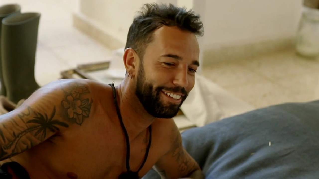 Omar Sánchez se suelta la melena y pide una hora sin cámaras con Marina Ruiz en 'Pesadilla en el paraíso'