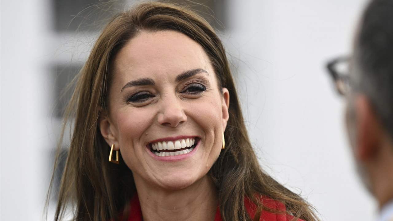 Kate Middleton deja atrás el luto y debuta como princesa en Gales con un homenaje a Lady Di