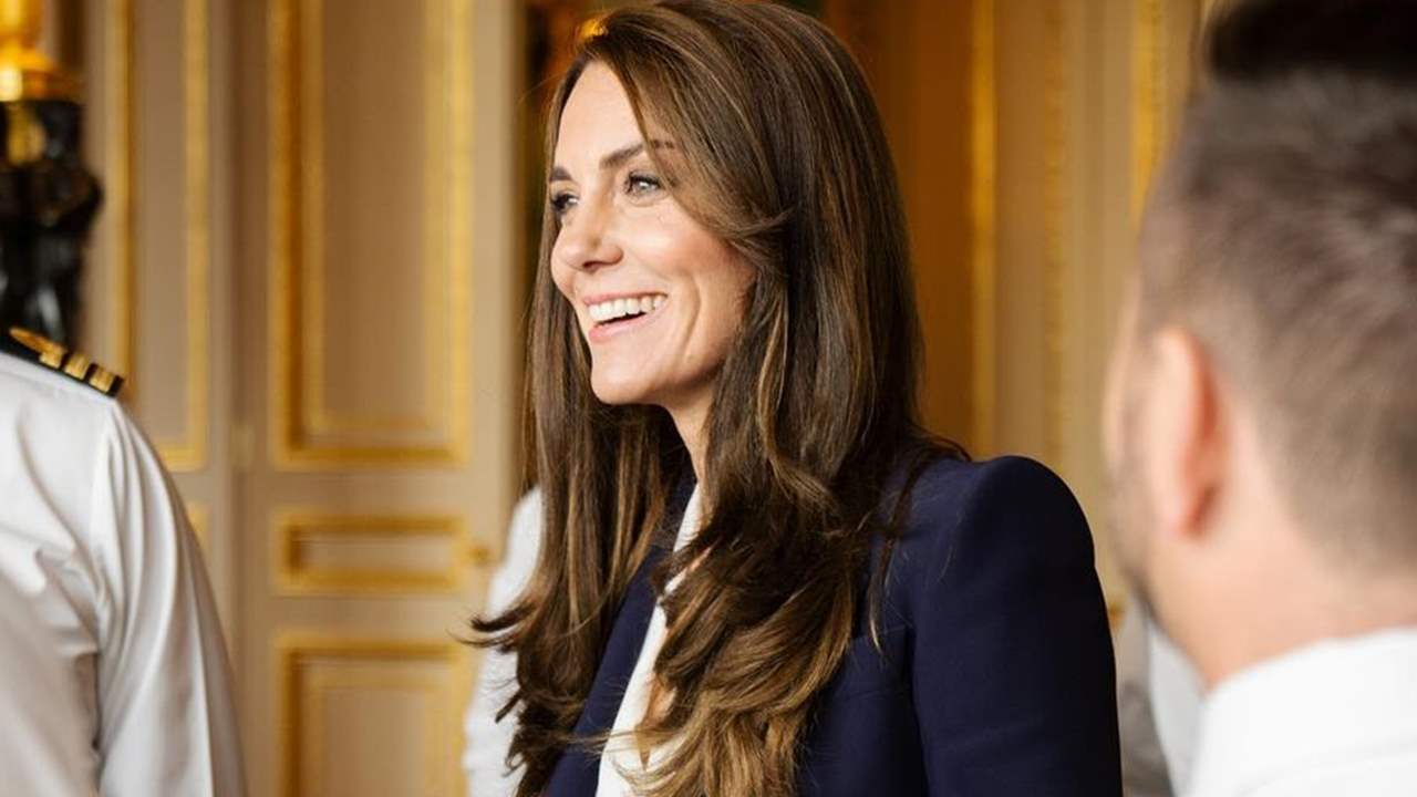 Kate Middleton reaparece por sorpresa con un look 'working girl' que encantaría a la reina Letizia