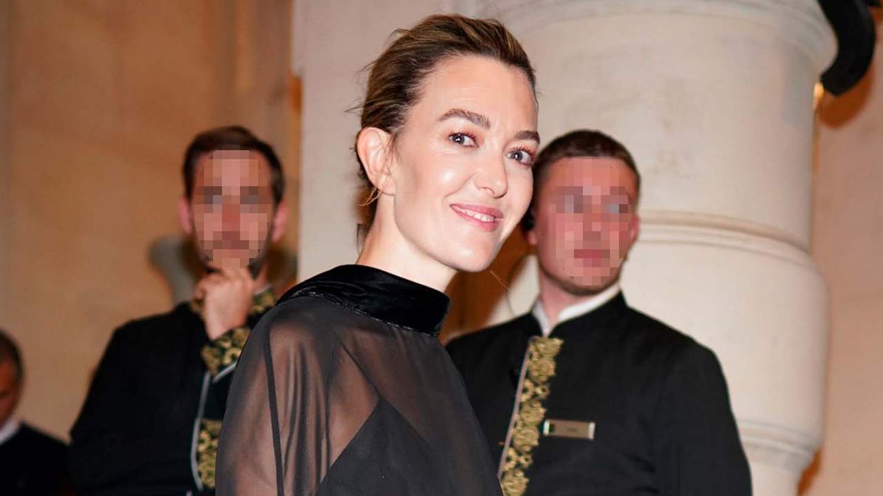 Vestido largo con capa y transparencias: Marta Ortega arrasa en París con un conjunto de Zara que nunca pasará de moda