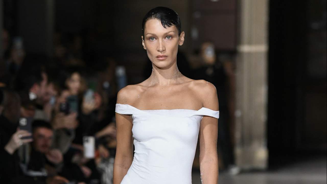 El talento español detrás del vestido de spray más viral de Bella Hadid en la Semana de la Moda de París