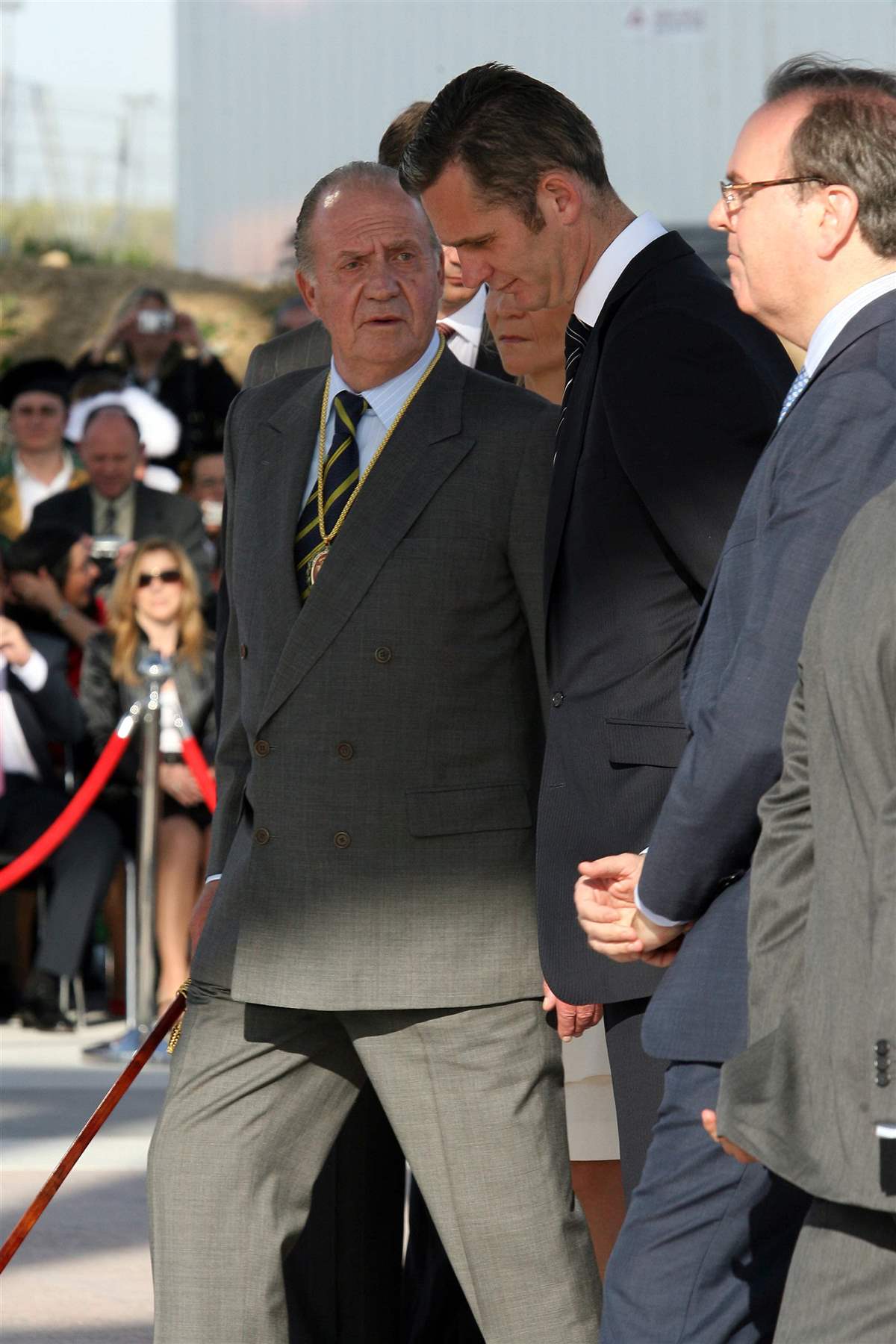 El rey Juan Carlos, muy serio con su yerno Iñaki Urdangarin, en una imagen de 2008