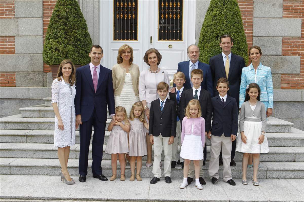 La familia real española en la primera comunión de Miguel Urdangarin, en 2011