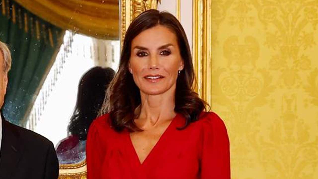 La reina Letizia sucumbe al poder del rojo con el vestido pareo más favorecedor de su armario (y estrena pendientes de 1.600 euros)