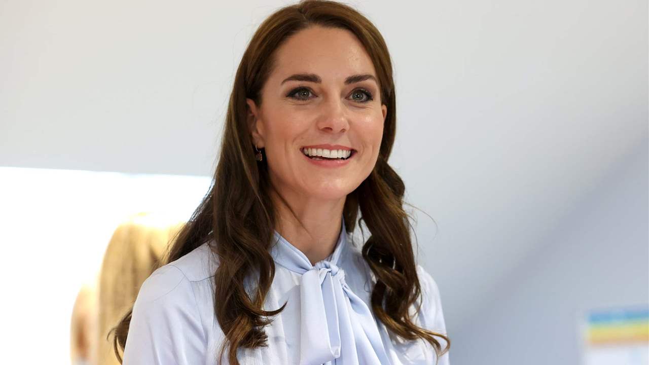 Kate Middleton lo apuesta todo al azul con un look perfecto para una larga jornada de trabajo