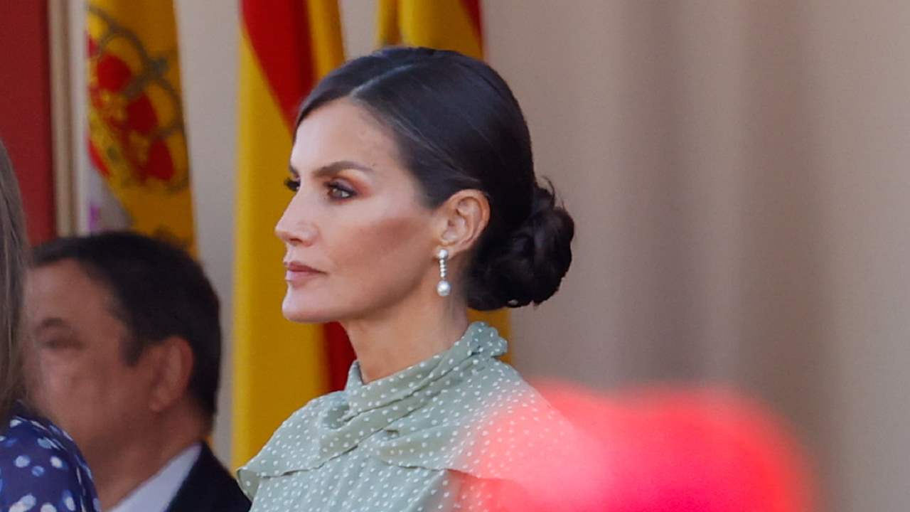 La reina Letizia inspira con su moño más romántico y original para un peinado de invitada de lo más elegante