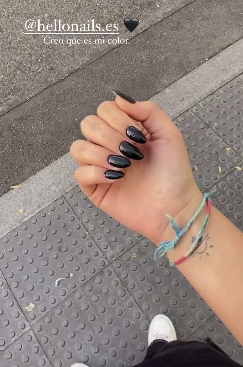 Uñas negras de Alba Díaz