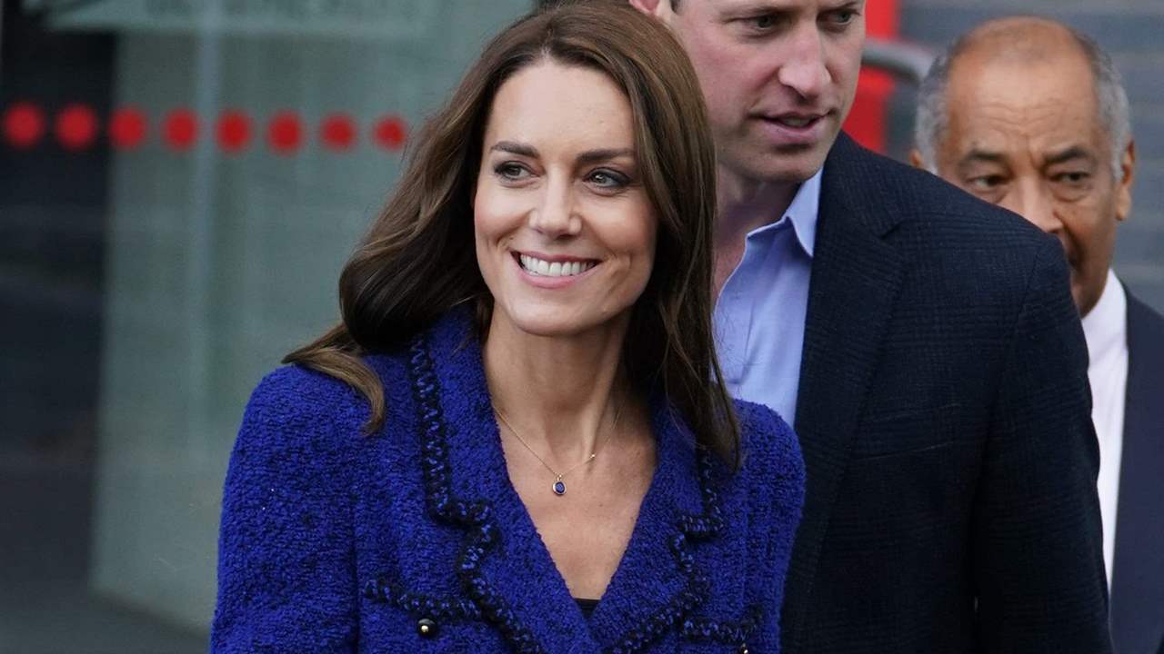 Kate Middleton, espectacular, da una lección de estilo con un chaqueta azul vintage de Chanel de 1995