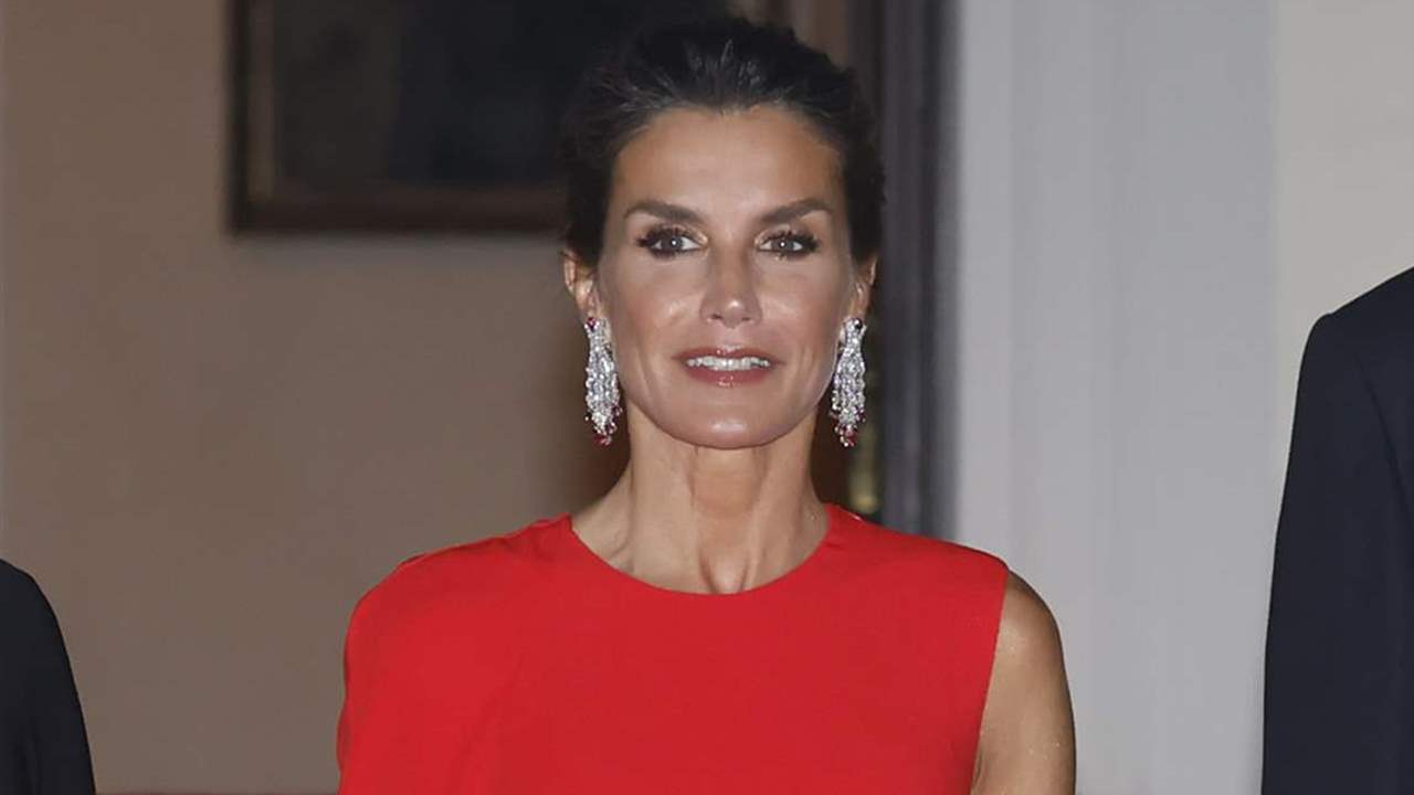 La reina Letizia brilla con el vestido rojo más impresionante de su vestidor y espectaculares joyas