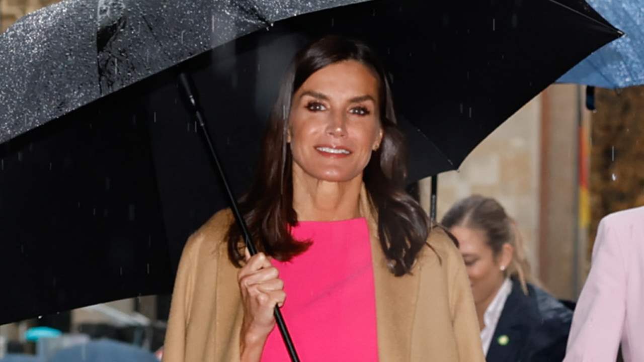 La reina Letizia, pasada por agua en Alemania, confirma que el fucsia es su color favorito para el otoño