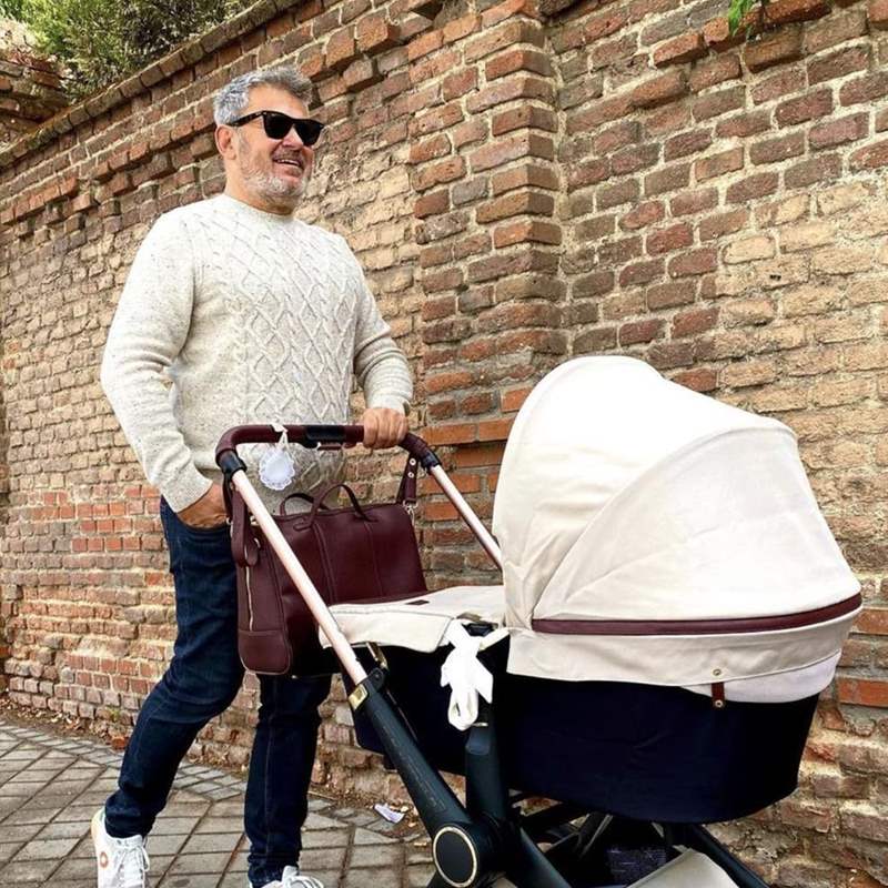 Miki Nadal, pletórico, presume de su primer y tierno paseo con su hija Galatea