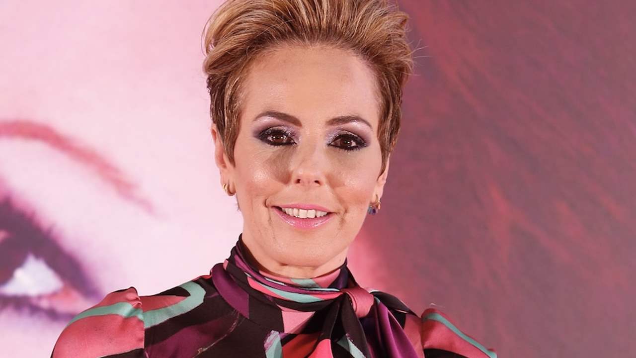 Rocío Carrasco agotará el mono dorado fluido con mangas que arrasa entre las invitadas de boda