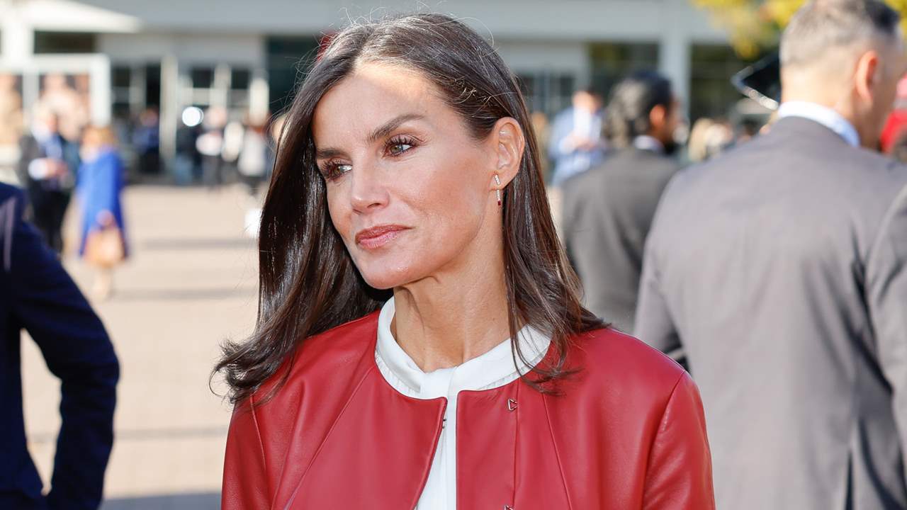 La reina Letizia se despide de Alemania con la falda de cuero rojo que le une a Meghan Markle