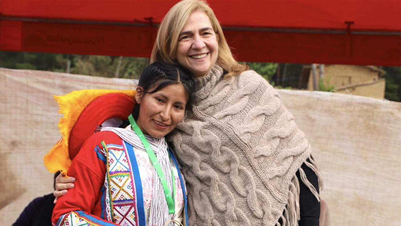 La infanta Cristina, sonriente y muy implicada, reaparece en Perú en un viaje de carácter solidario