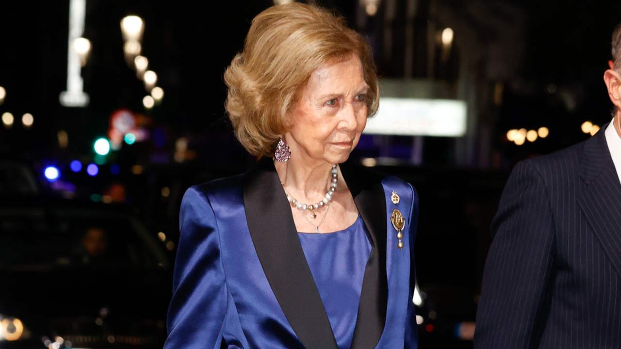 Cómodo y estiloso, la reina Sofía cae rendida al traje más rejuvenecedor de su fondo de armario