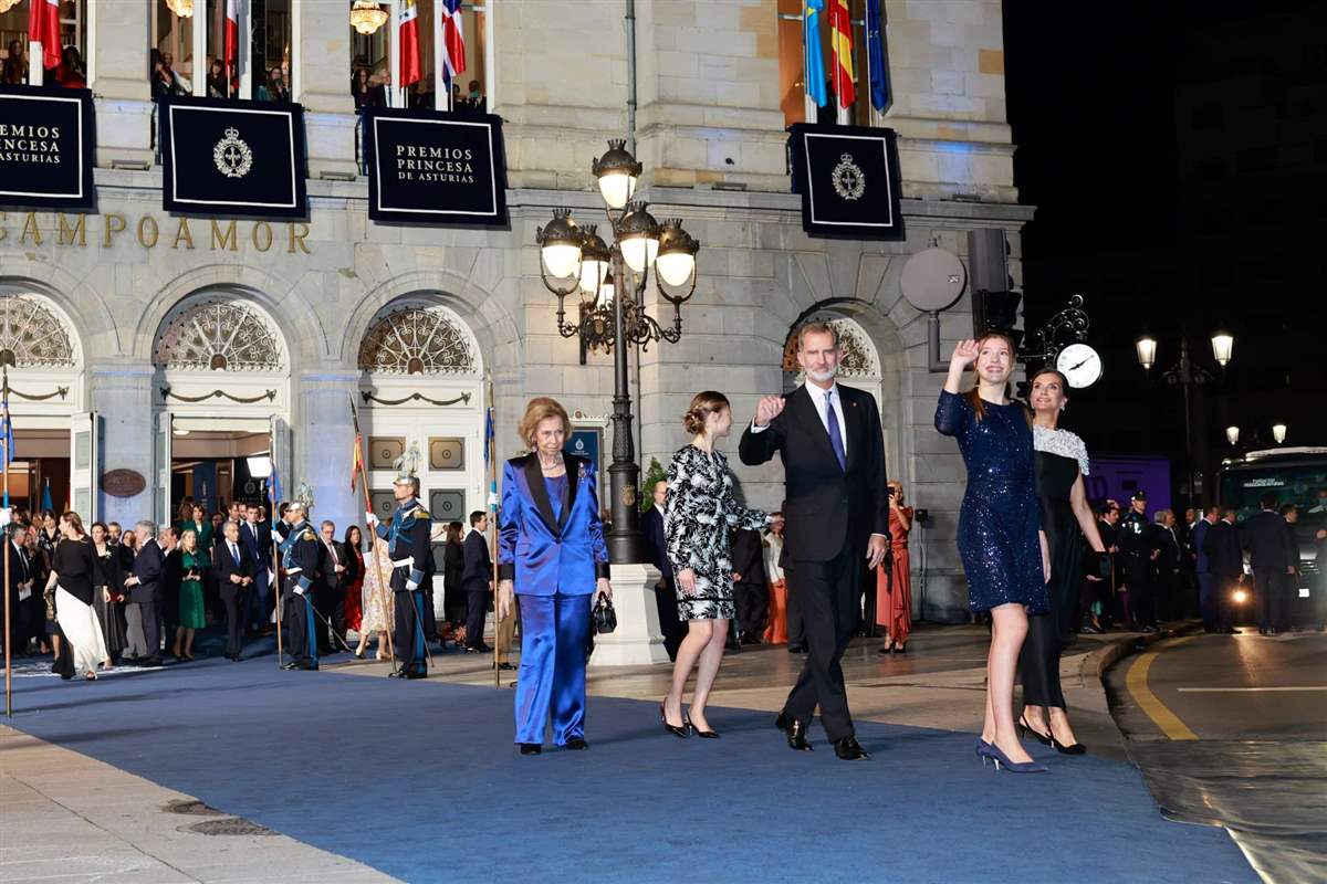 Familia real saliendo de los premios Princesa de Asturias