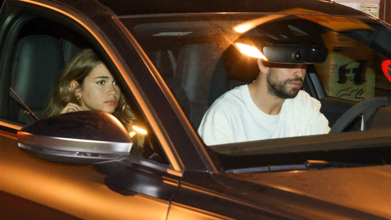 Gerard Piqué, arropado por su novia Clara Chía, afronta su primer acto tras el acuerdo con Shakira