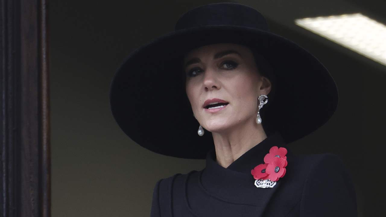 Kate Middleton remata su look con el abrigo negro más elegante con unos lujosos pendientes con guiño a Lady Di