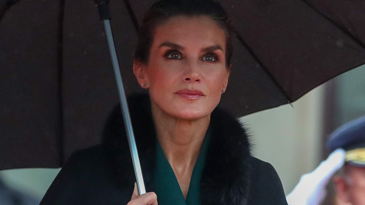 La reina Letizia, muy elegante en Croacia con la capa y el abrigo vestido que remata los looks de invierno con más clase