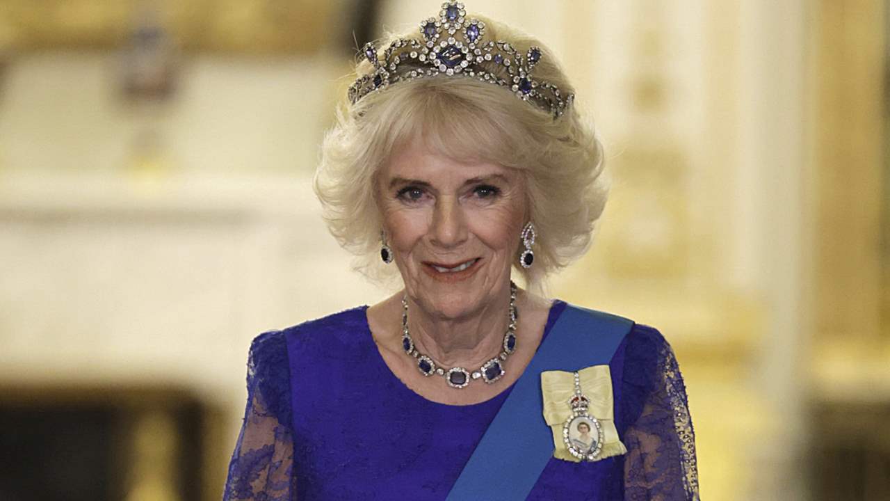 Camilla, impresionante, rinde homenaje a Isabel II con su tiara de zafiros y un vestido azul de encaje
