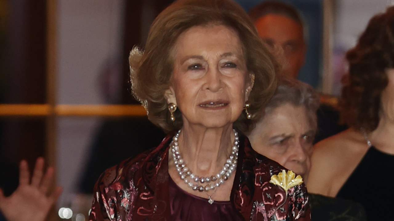  La reina Sofía se apunta al terciopelo y las transparencias con un rejuvenecedor kimono burdeos