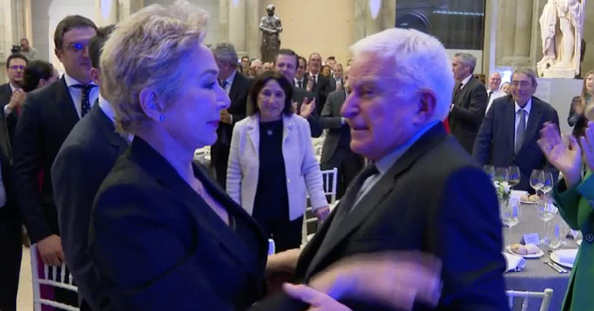Las LÁGRIMAS de Paolo Vasile en la cena sorpresa de Mediaset con Ana Rosa  Quintana y sus hijos como cómplices