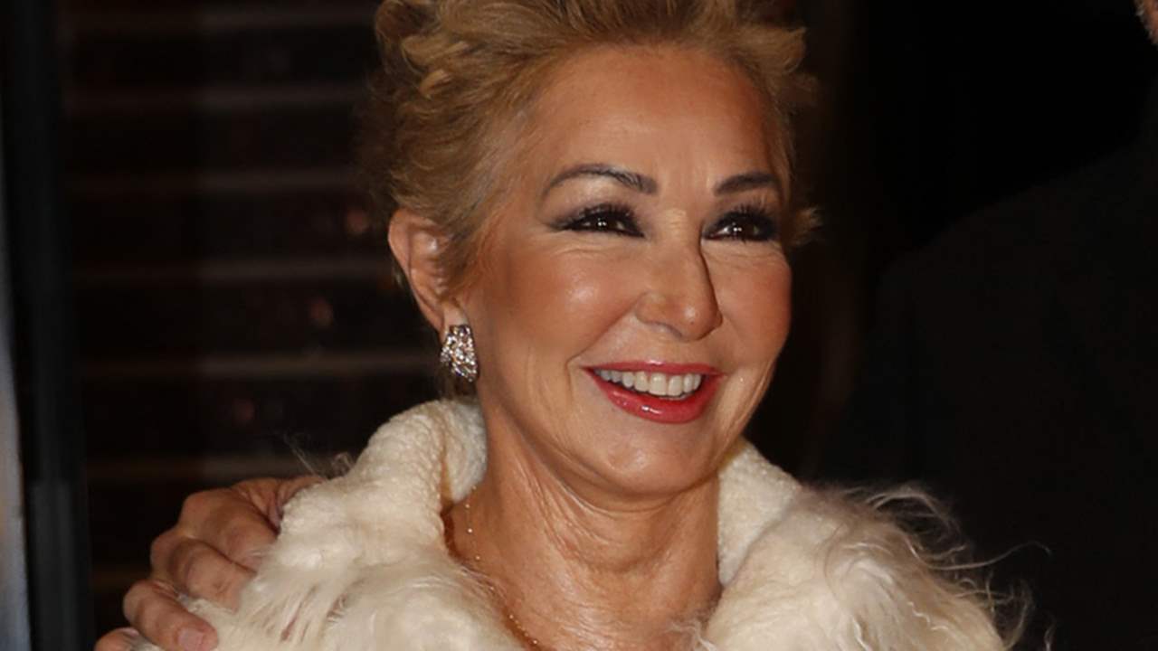 Las mujeres de más de 60 amarán el elegante abrigo de pelo blanco de Ana Rosa para sus looks navideños