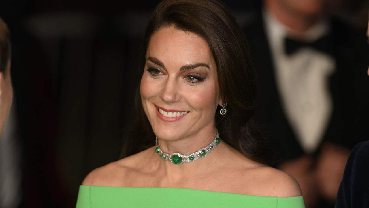 Copiar el último look de Kate Middleton es posible: su vestidazo verde se puede alquilar por muy poco