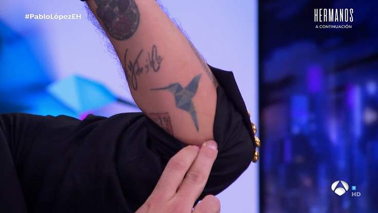 Tatuaje de Pablo López de un colibrí