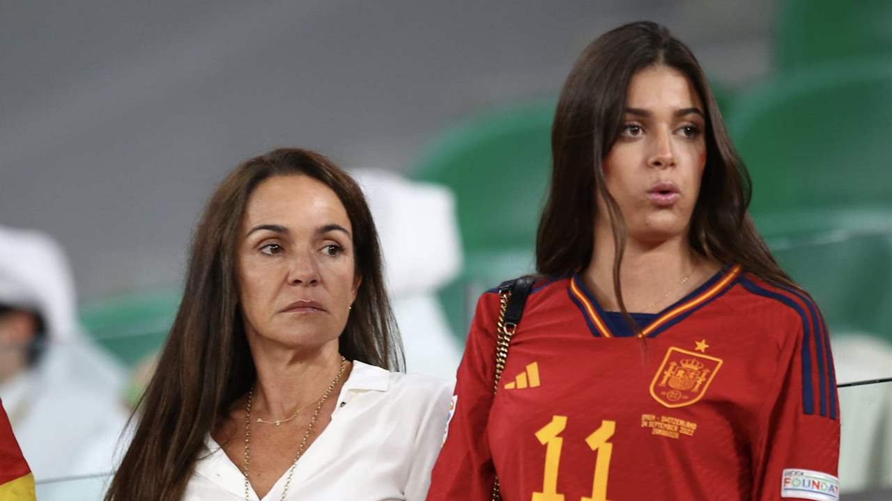 Elena Cullell y Sira Martínez, mujer e hija de Luis Enrique, juntas y nerviosas en el último partido de España