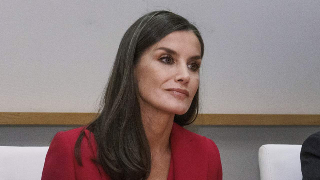 La reina Letizia se estrena en Los Ángeles con una apuesta total y favorecedora al rojo (y abrigo nuevo)