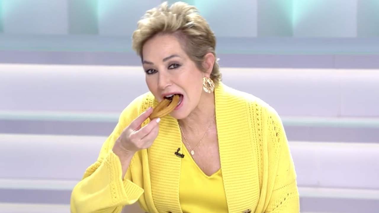 Ana Rosa Quintana no se corta y desayuna chocolate con churros en directo ante el asombro de Joaquín Prat