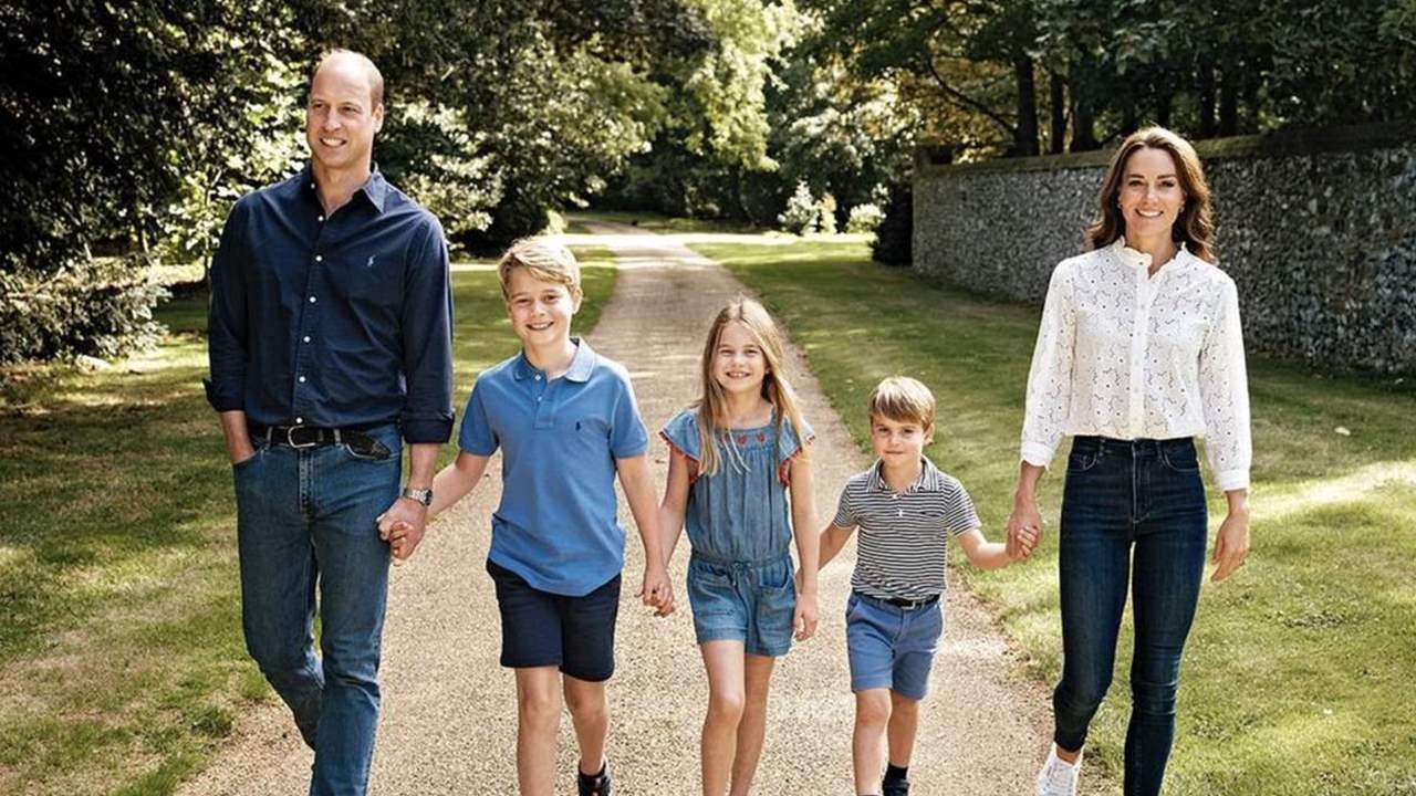Kate Middleton felicita la Navidad feliz y relajada con una imagen idílica junto a Guillermo y sus tres hijos
