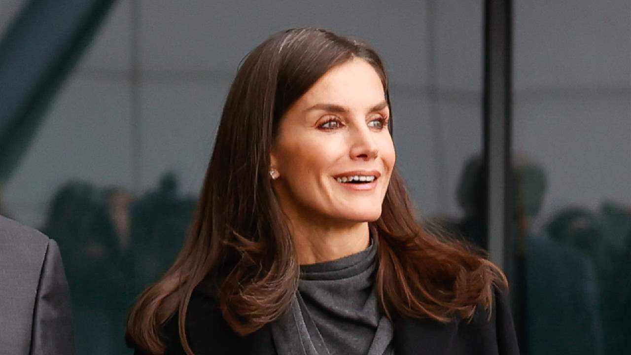 La reina Letizia, con vestido gris de punto, se apunta al truco de estilo elegante y fácil para afinar cintura