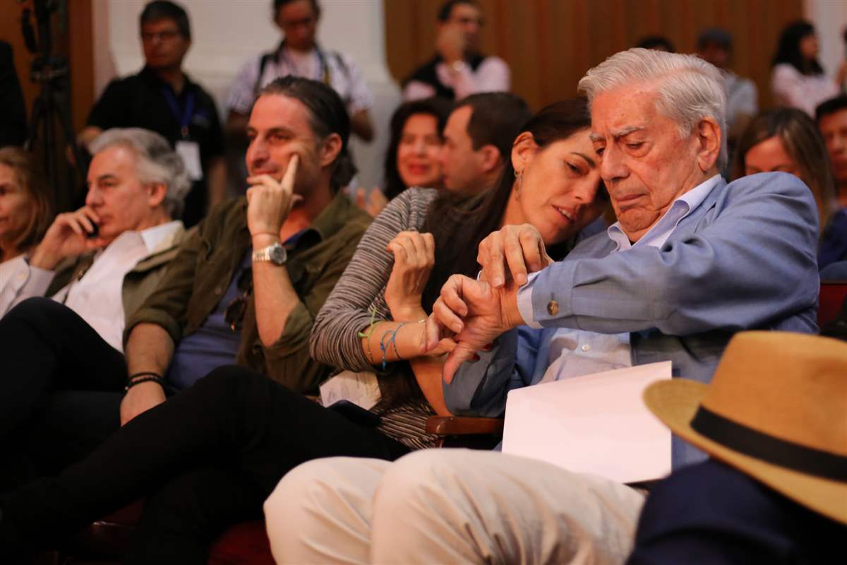 Mario Vargas Llosa con sus hijos